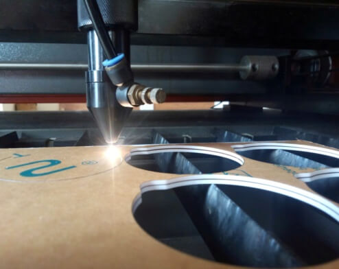 Laser CO2 tăind cercuri din material